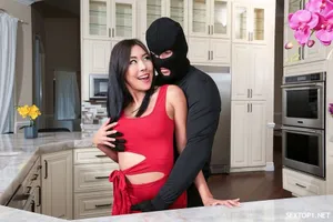 ông xã mải mê công việc, người vợ ở nhà chìm đắm tình dục với bố chồng
