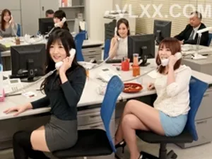 Bố dượng Nắc con gái riêng của Cô vợ bên cạnh Cô vợ đang ngủ