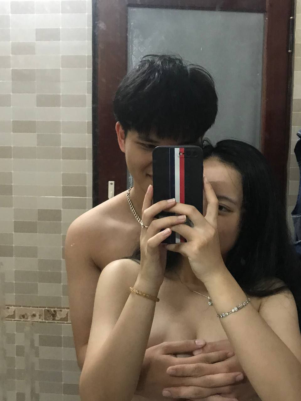 Con gái dụ dỗ bố dượng không được nên nhờ cô bạn thân giúp